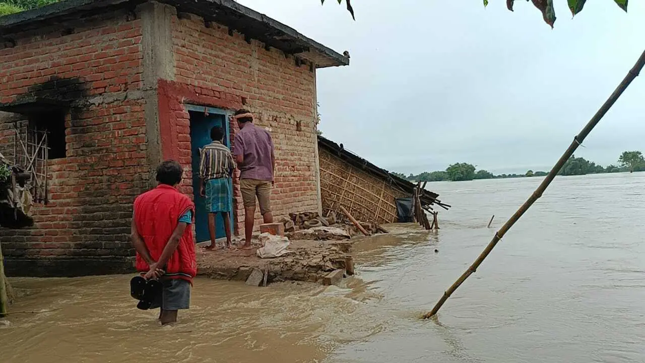 मूसलाधार बारिश से भीषण बाढ़, बाढ़ प्रभावित परिवार घर छोड़ने पर मजबूर