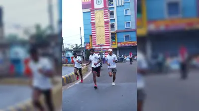 स्वच्छता के प्रति जागरूक करने दौड़े युवा-युवतियां