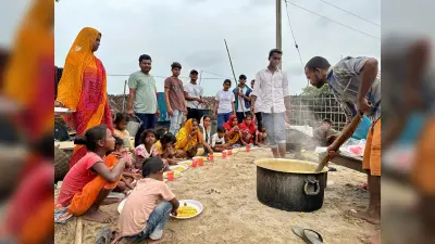 बाढ़ पीड़ितों के बीच चल रही सामुदयिक रसोई, दी जा रही चिकित्सा सुविधा