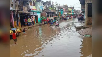 लगातार 60 घंटे से हुई बारिश से पारा लुढ़का, कई सड़कें जलमग्न