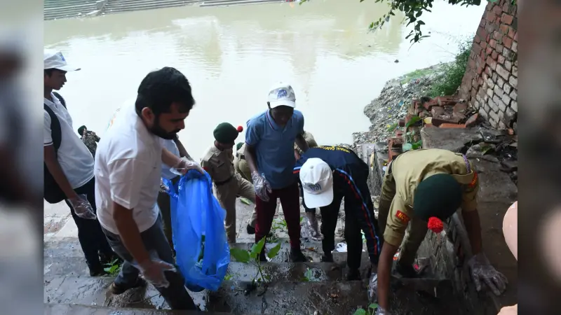 Darbhanga News: बागमती नदी के हजारीनाथ मंदिर घाट पर चलाया स्वच्छता अभियान