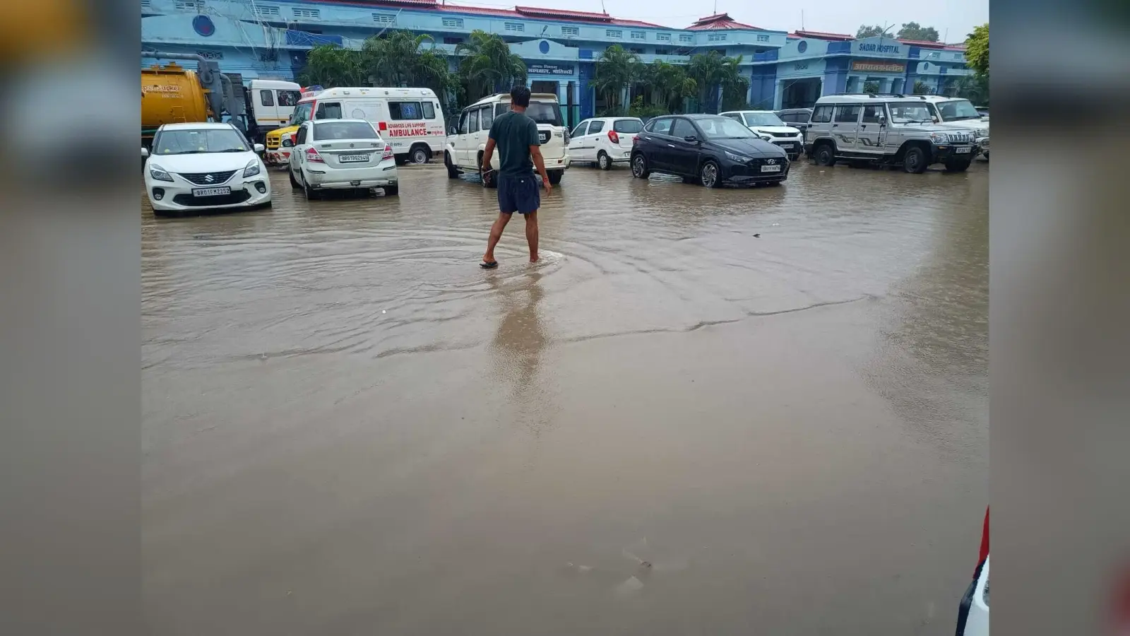 सदर अस्पताल में घुटने जल-जमाव