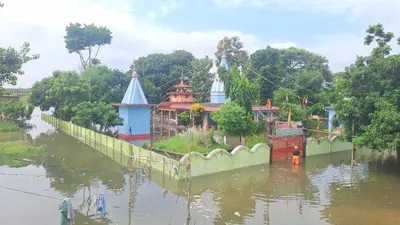 जरूरी सामान के साथ ऊंचे स्थान की ओर पलायन कर रहे लोग