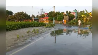 बाढ़ से हालात भयावह, पीडब्ल्यूडी सड़क पर बह रहा पानी