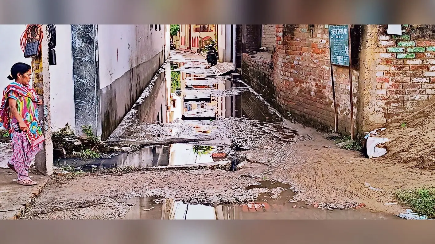Gopalganj News : शहर की सड़कों पर बारिश व कीचड़ से मुश्किल में लोग, बदबू से जीना मुहाल