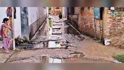 Gopalganj News : शहर की सड़कों पर बारिश व कीचड़ से मुश्किल में लोग, बदबू से जीना मुहाल