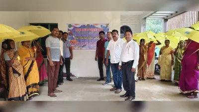 Giridih News:लायंस क्लब ऑफ गिरिडीह एलीट ने महिलाओं के बीच बांटी छतरी