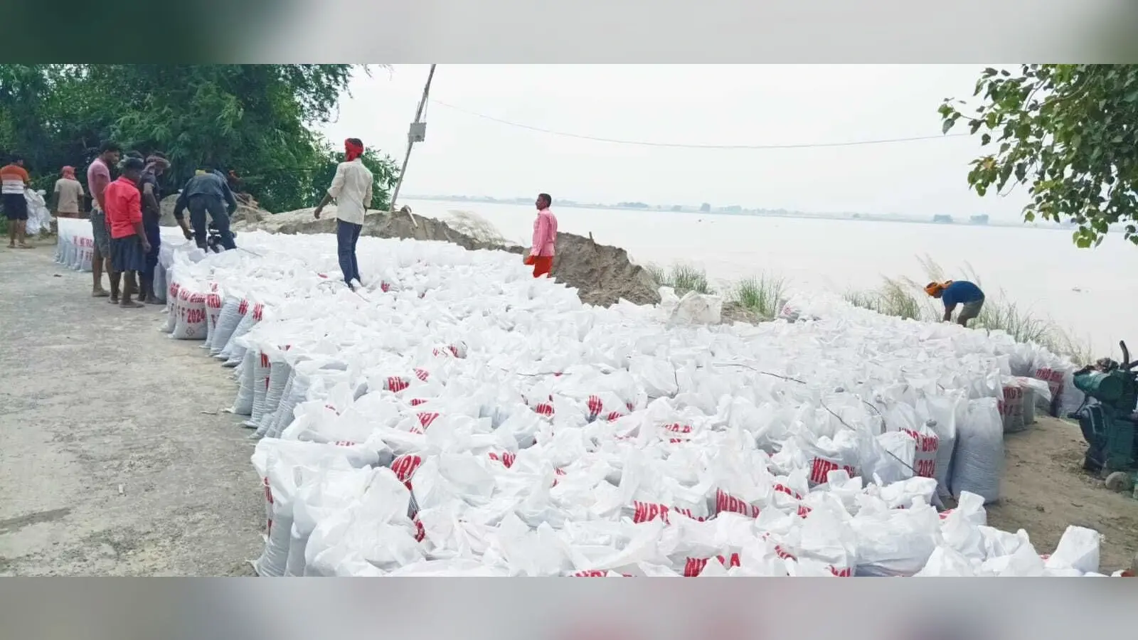 खतरे के निशान से ऊपर बह रही कोसी, प्रभावित टोले के लोगों की बढ़ी धड़कनें