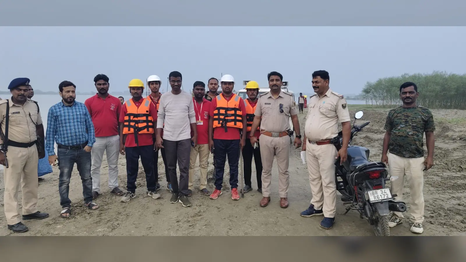 अधिकारियों ने लिया बाढ़ क्षेत्र का जायजा