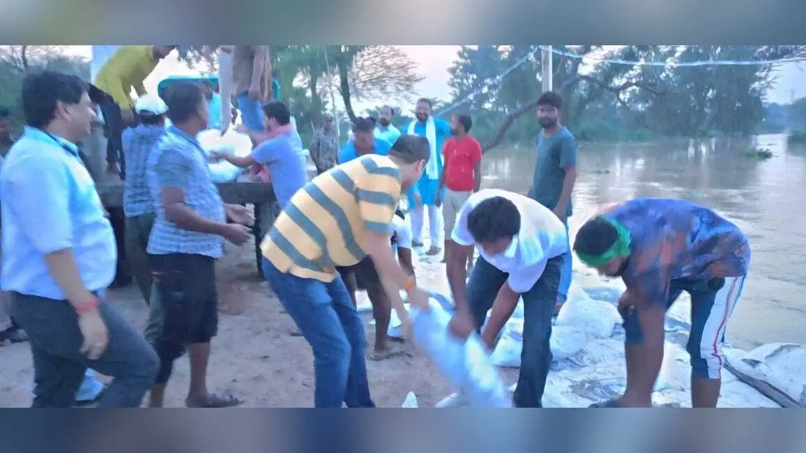 Darbhanga News: किरतपुर में तटबंध के ऊपर से बह रहा कोसी नदी का पानी