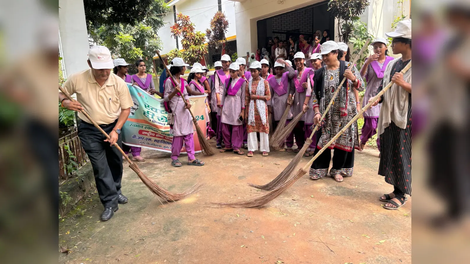 स्वच्छता सेवा अभियान के तहत कॉलेज कैंपस में की सफाई