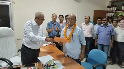 व्यवहार न्यायालय के आशुलिपिक को दी गयी विदाई