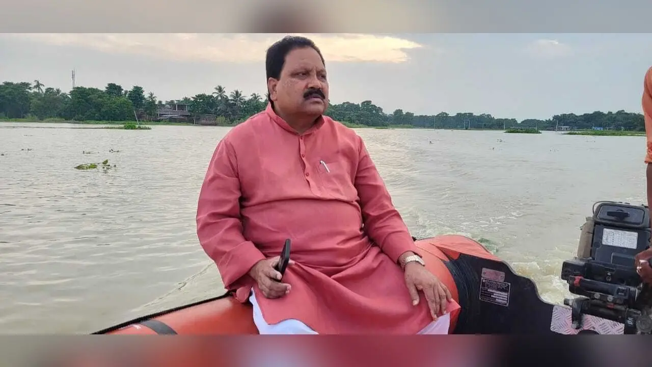सांसद ने किया बाढ़ग्रस्त इलाकों का दौरा
