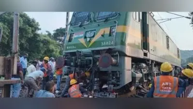 Jamshedpur News : चांडिल में मालगाड़ी के पीछे लगा इंजन बेपटरी, 6 घंटे परिचालन बाधित