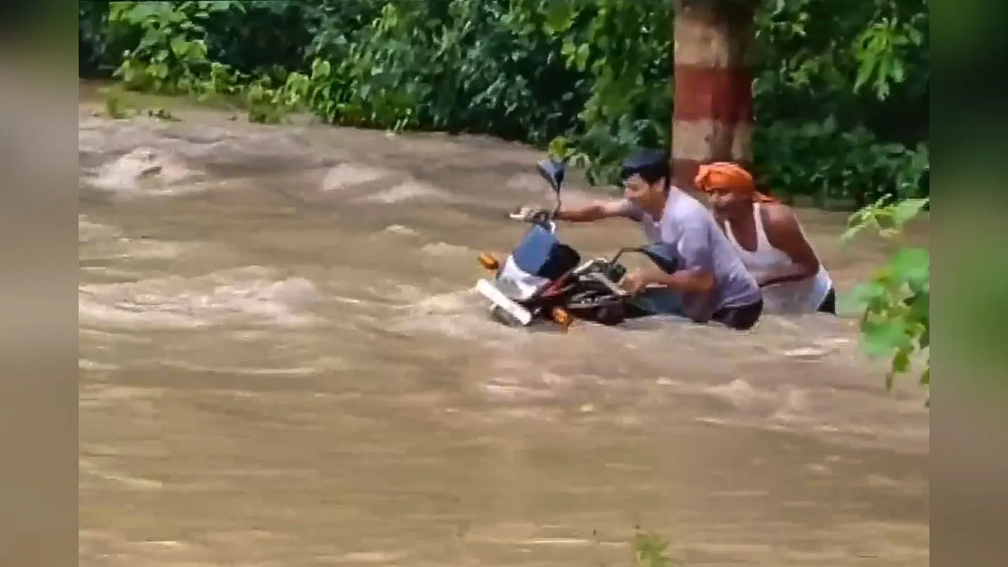 Jharkhand Flood News: झारखंड में पानी-पानी जिंदगानी, चांडिल के 20 से अधिक गांव बाढ़ की चपेट में