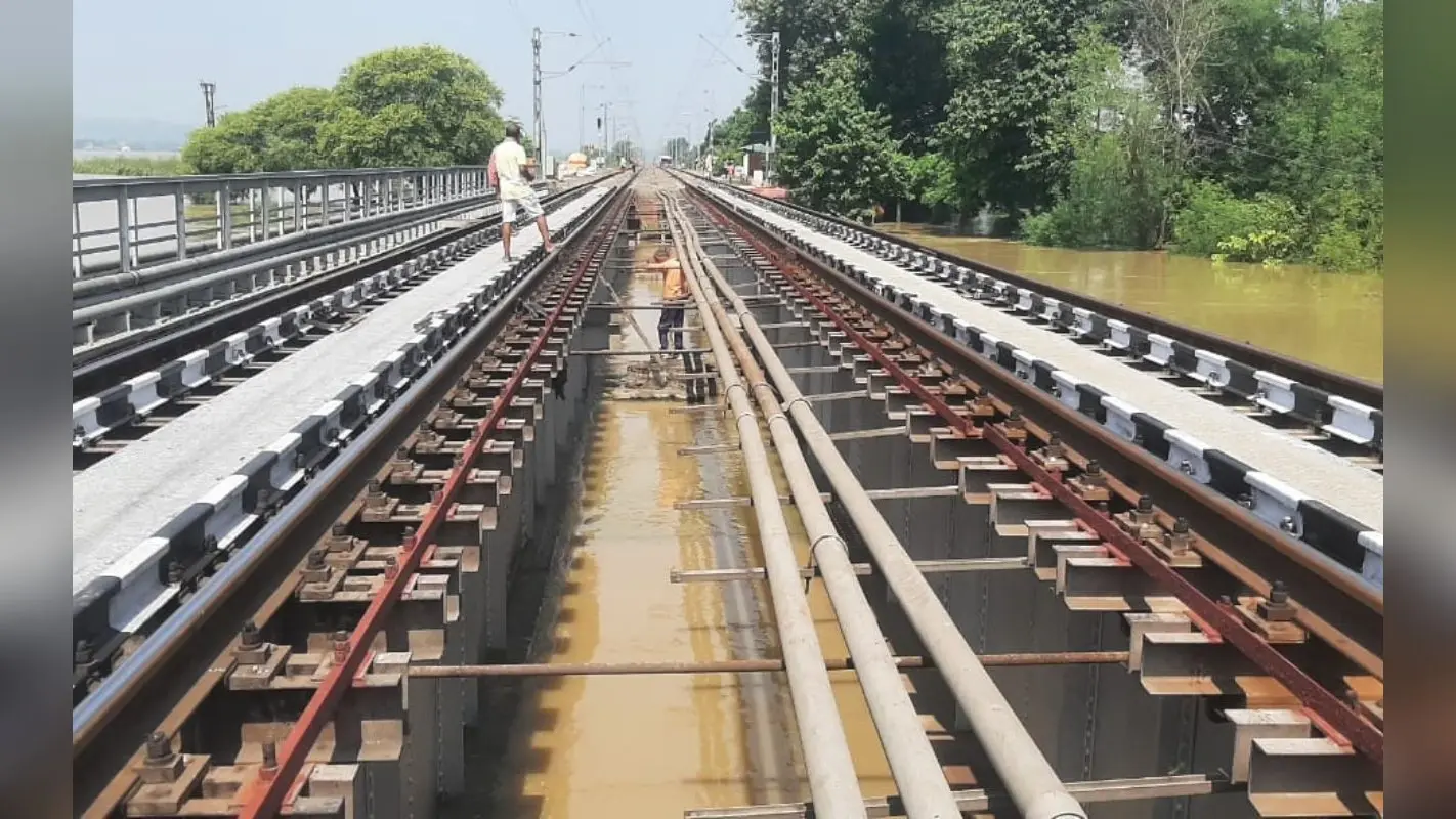 Bihar Train: बिहार में रेलवे ट्रैक पर चढ़ा बाढ़ का पानी, 20 ट्रेनें रद्द, 24 डायवर्टेड रूट से चलेंगी