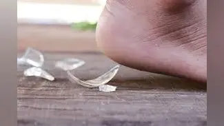 Self Care Tips: कांच चुभने पर लगाएं ये 5 घरेलू नुश्खों को, तेजी से भरेगा घाव, जानें