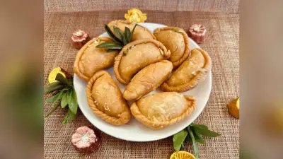 Hartalika Teej Sweets: तीज के शुभ अवसर पर ट्राई करें होममेड मीठी गुजिया को, जानें बनाने की विधि