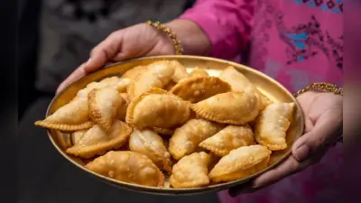 Gujiya Recipe: इस हरतालिका तीज घर पर आसानी से बनाएं गुजिया, यहां देखें रेसिपी