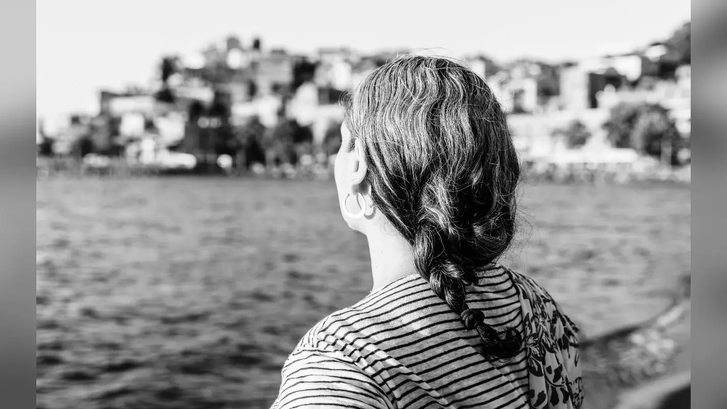 Hair Care: ये गलतियां समय से पहले आपके बालों को कर देंगी सफेद, कहीं आप भी तो नहीं कर रहे