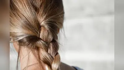 Hair Care Tips: जानिए किन गलतियों के कारण आपके बाल हो रहे हैं रूखे और बेजान