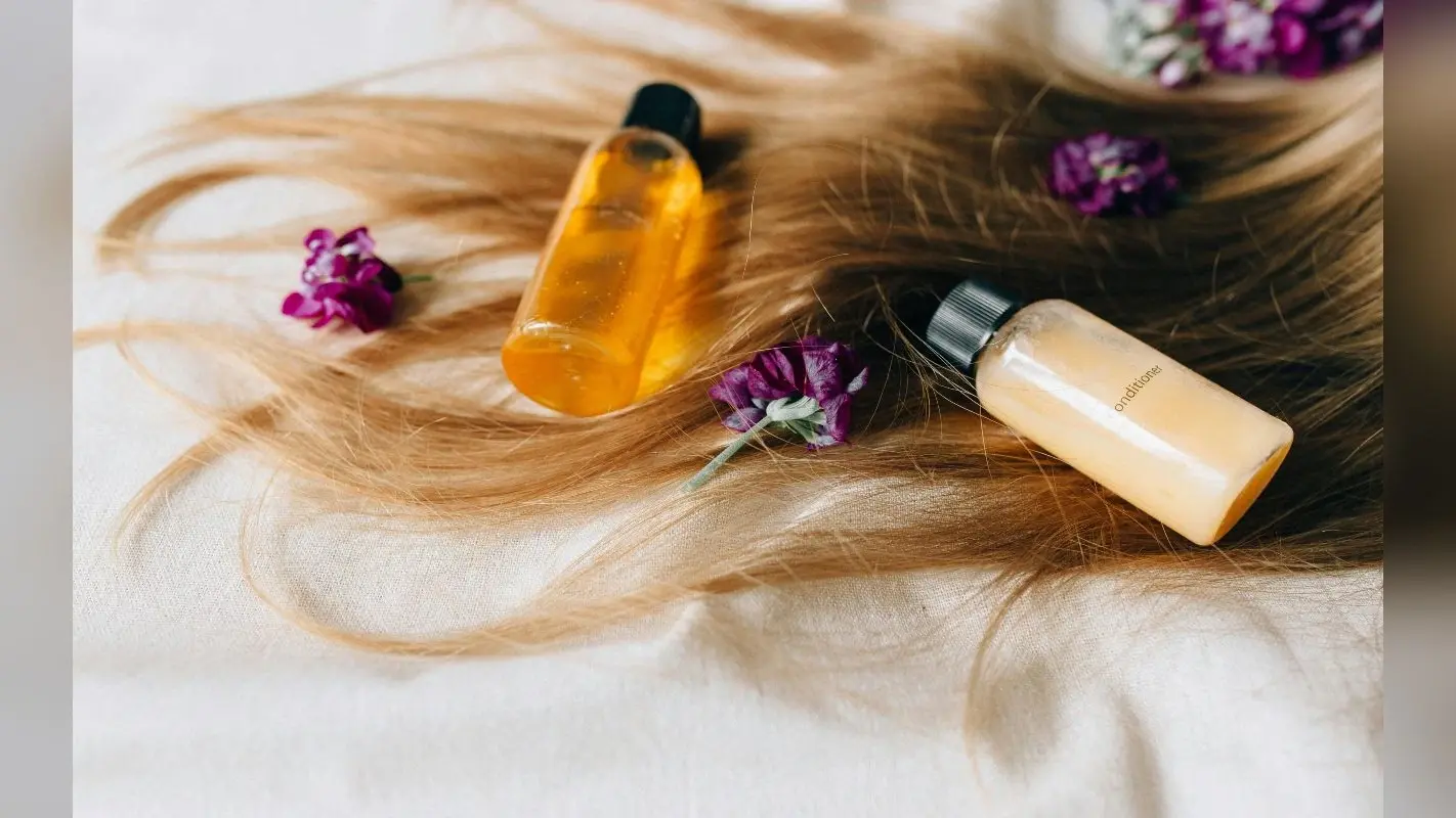 Hair Care: आपके बालों पर जादू की तरह काम करेंगे ये हेयर ऑइल्स, घने और मजबूत बनाने में करेंगे मदद