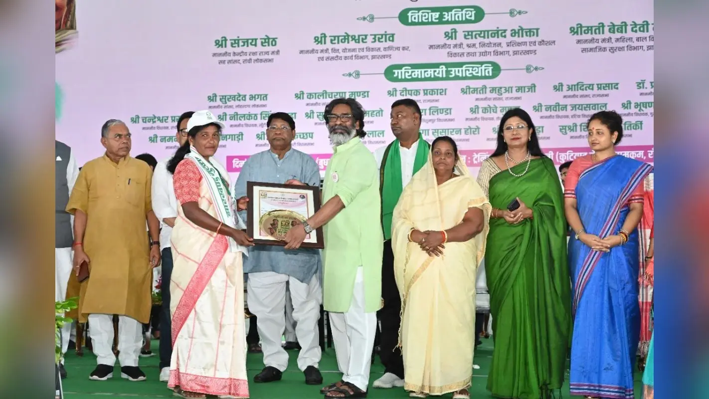 Hemant Soren Gift: सीएम हेमंत सोरेन की सौगात, सात लाख से अधिक बहनों को भेजे 70 करोड़ रुपए