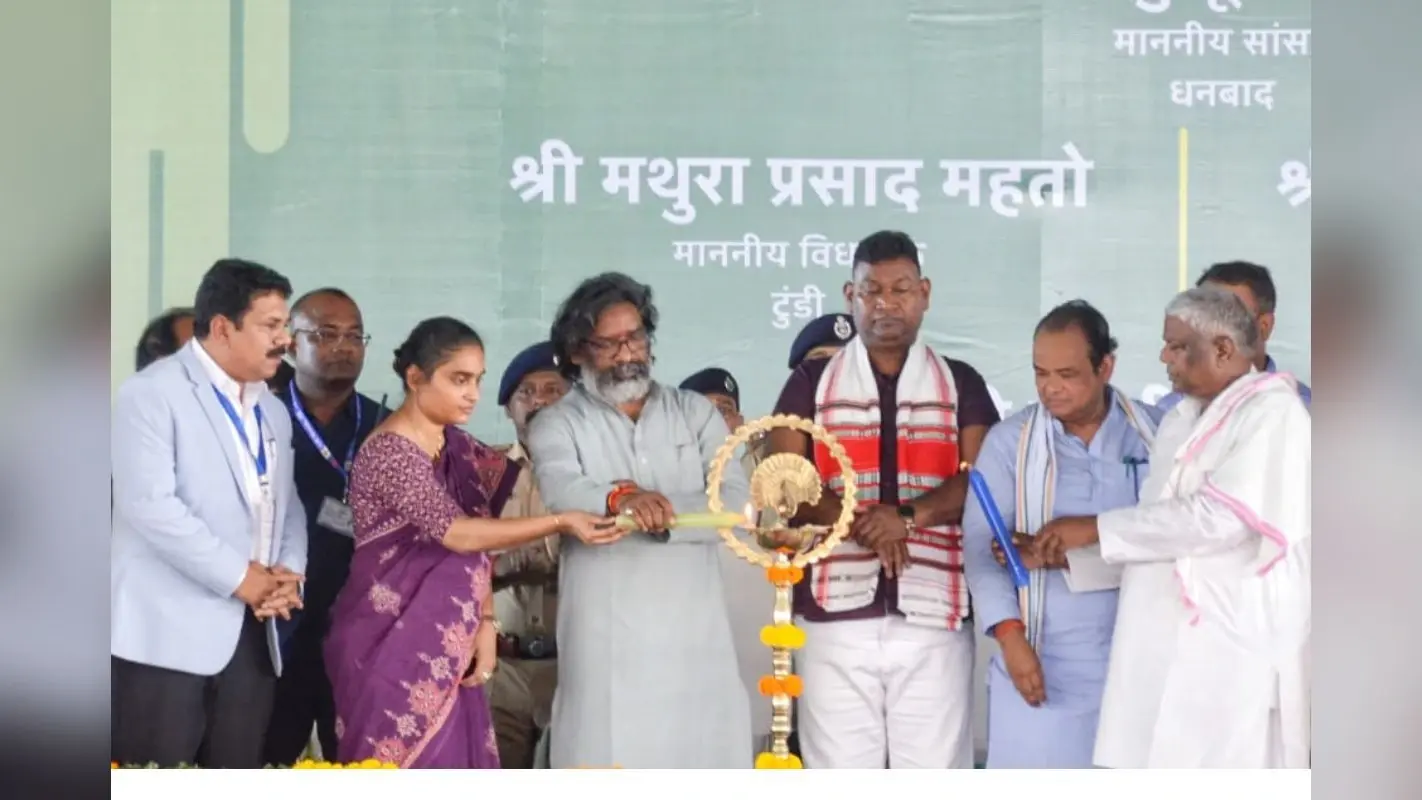 Hemant Soren Gift: सीएम हेमंत सोरेन की बड़ी घोषणा, झारखंड में खोले जाएंगे श्रम आवासीय विद्यालय और मॉडल स्कूल