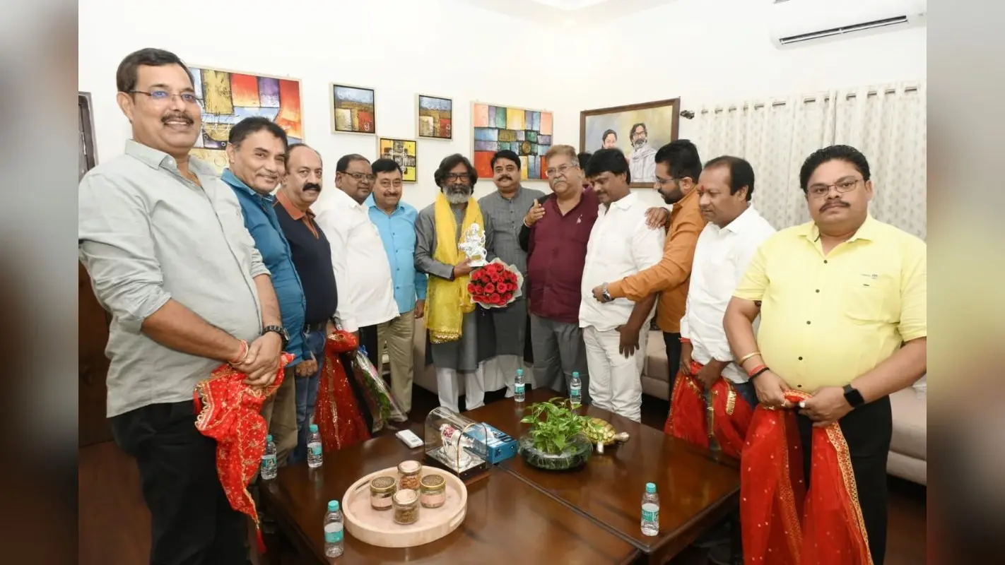 Durga Puja 2024: सीएम हेमंत सोरेन को दुर्गा पूजा का आमंत्रण, मां की प्रतिमा और चुनरी भेंट कर किया सम्मानित