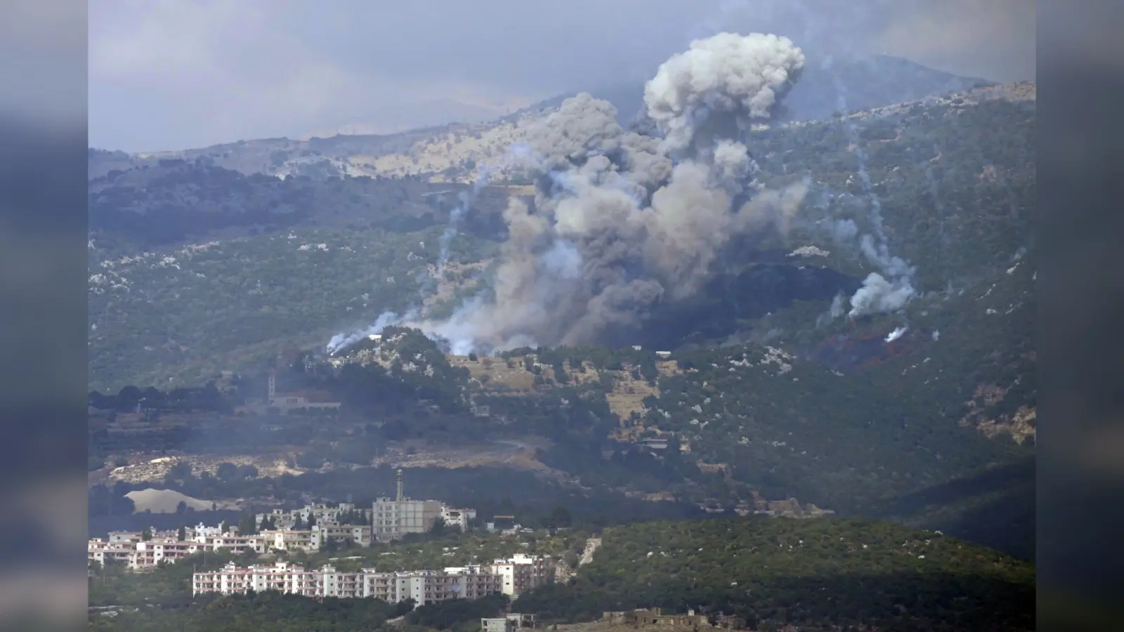 Israel Big Attack: भीषण धमाकों से दहल गया बेरूत, 4 मंजिला इमारत ध्वस्त, हिजबुल्ला के मुख्यालय पर IDF का बड़ा हमला