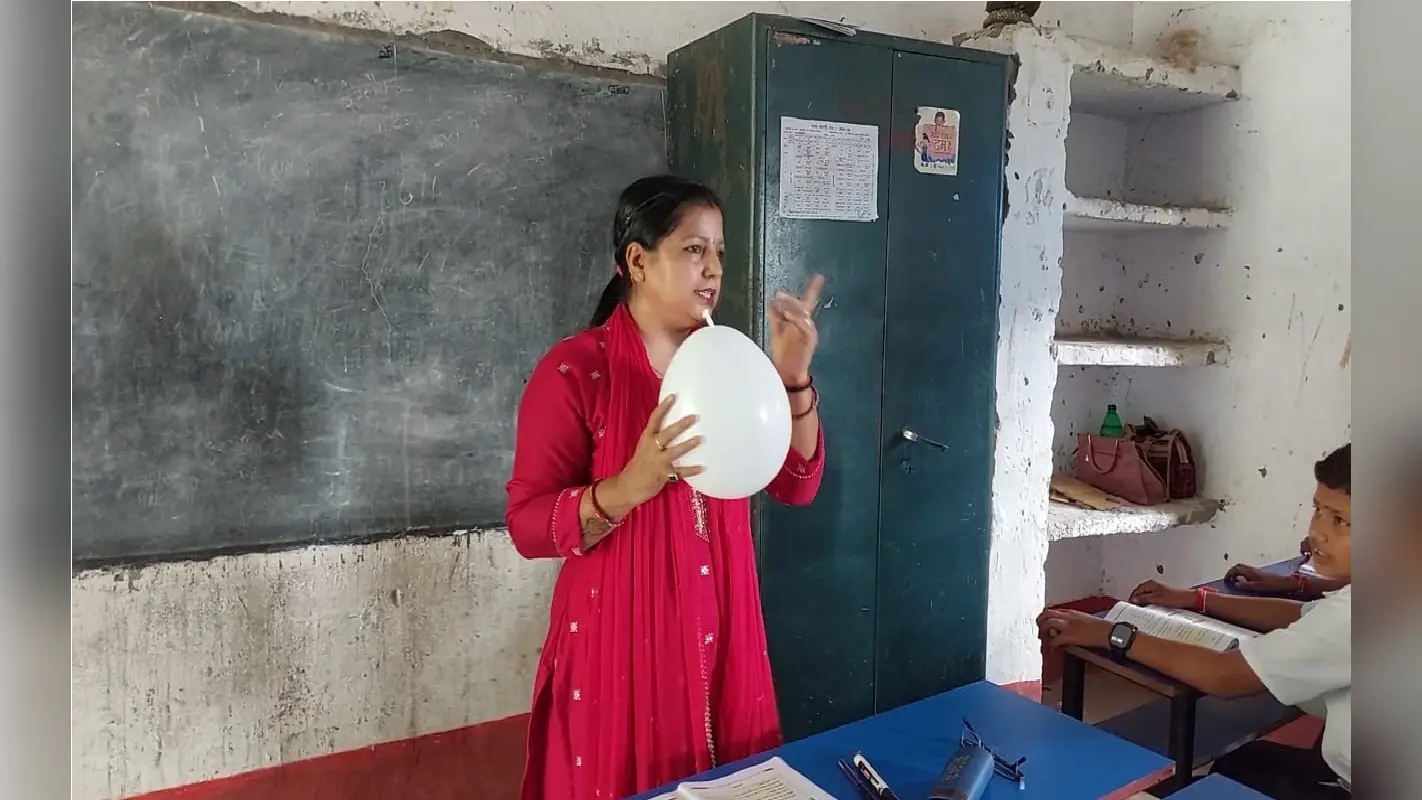 जमुई में अनोखे ढंग से साइंस पढ़ाने वाली टीचर को इनोवेशन चैंपियन अवार्ड, घरेलू सामान से सिखाती है प्रोजेक्ट बनाना
