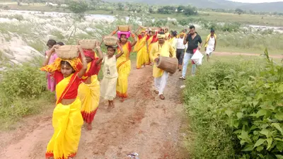 Jamshedpur News : कुड़मी समाज की श्रद्धालु युवतियों ने हुरलुग नदी घाट से बालू का उठाव किया