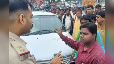 Jharkhand Andolankari: पारंपरिक हथियारों से लैस झारखंड आंदोलनकारी सड़क पर उतरे, सड़क जाम से वाहनों की लंबी कतार