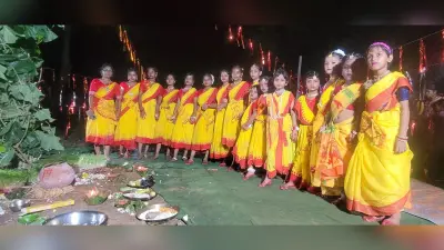 करम देवता की पूजा अर्चना कर पारंपरिक बीज संरक्षण की परंपरा को किया प्रदर्शित