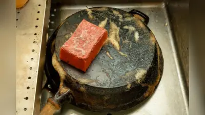 Kitchen Tips: काले हो गए हैं चाय के बर्तन, चुटकी में ऐसे करें साफ