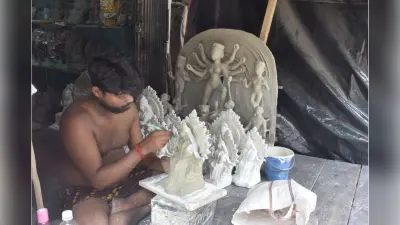 Durga Puja 2024 : मौसम की बेरुखी से परेशान कुम्हारटोली के मूर्तिकार,काम की रफ्तार में बाधा बनी बारिश