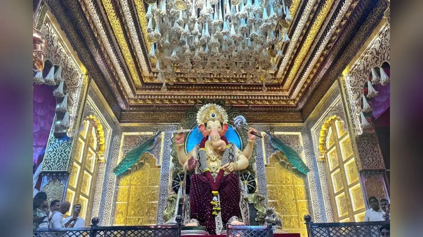 लालबाग राजा को अनंत अंबानी ने चढ़ाया 20 किलो सोने का मुकुट, कीमत जान उड़ जाएंगे होश