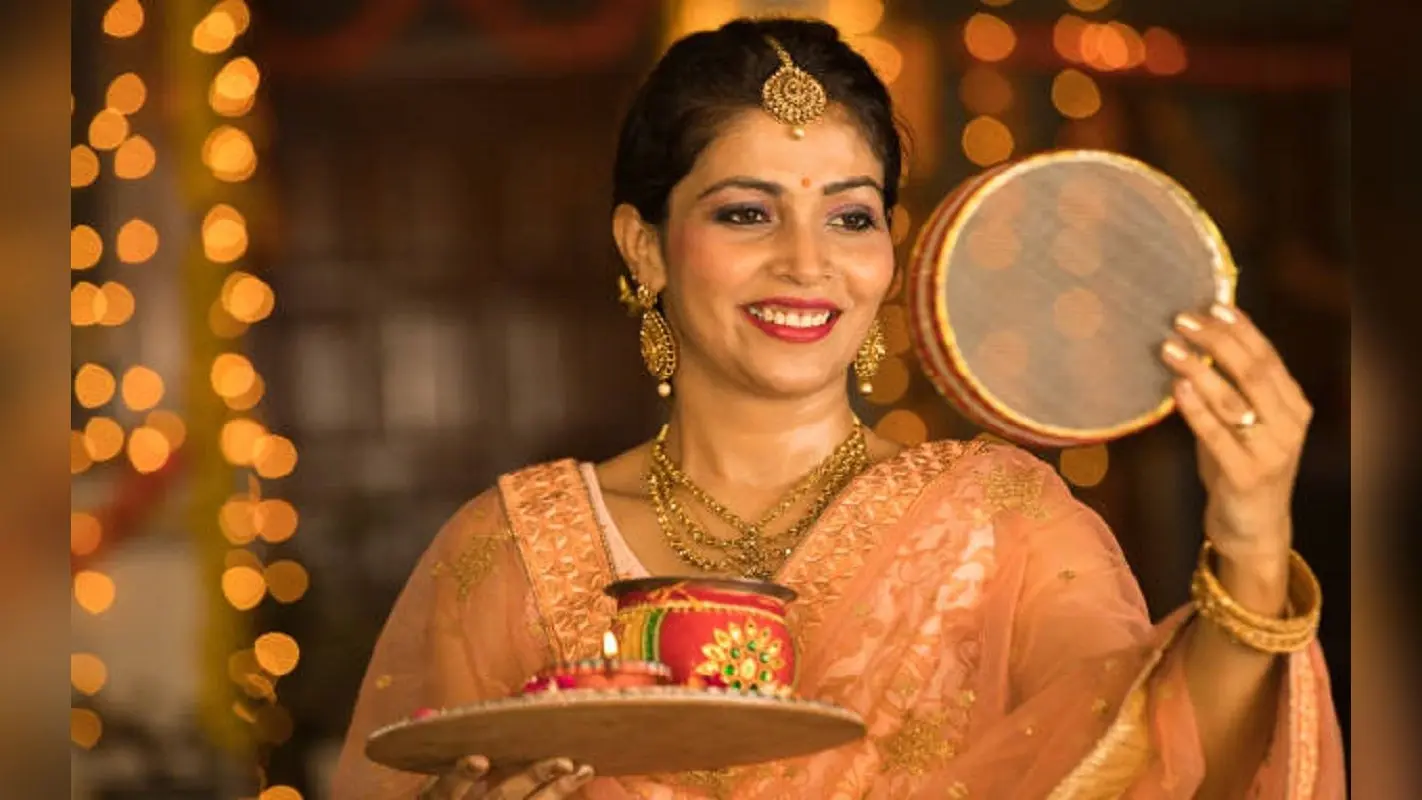 Karwa Chauth Beauty Tips: चांद जैसी चमक पाने के लिए, आज से ही शुरू कर दें फेस पर ये 5 नुश्खों को लगाना, जानें