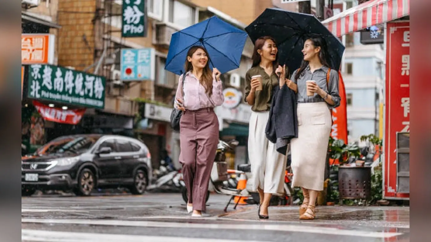Monsoon Fashion: बरसात के मौसम में आपको स्टाइलिश बनाएंगे, ये फैशन टिप्स