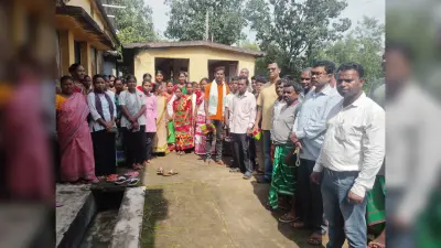 Jamshedpur News : धोबनी गांव के आदिवासी युवा व ग्रामीणों के साथ मिलकर चलाते हैं पुस्तकालय, बच्चों को नि:शुल्क कराते हैं पढ़ाई
