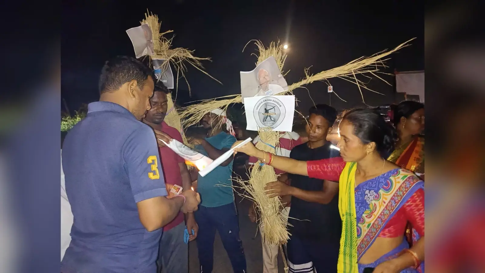 Jamshedpur News : सिमुलडांगा में आदिवासी समाज ने प्रमोद पेठकर का पुतला फूंका