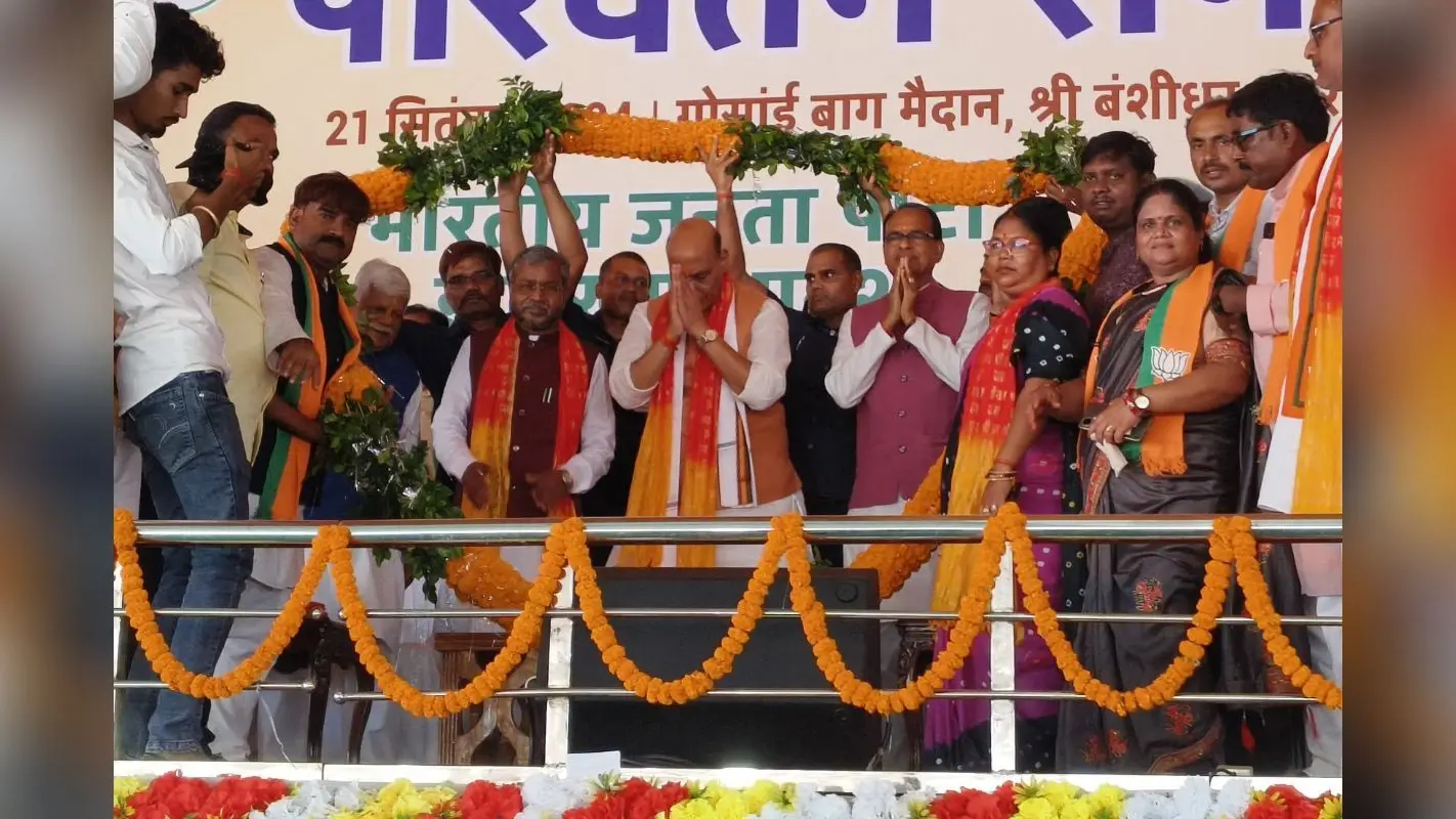 Garhwa News: राजनाथ सिंह और शिवराज सिंह चौहान का नहीं उड़ा हेलीकॉप्टर, सड़क के रास्ते वाराणसी रवाना