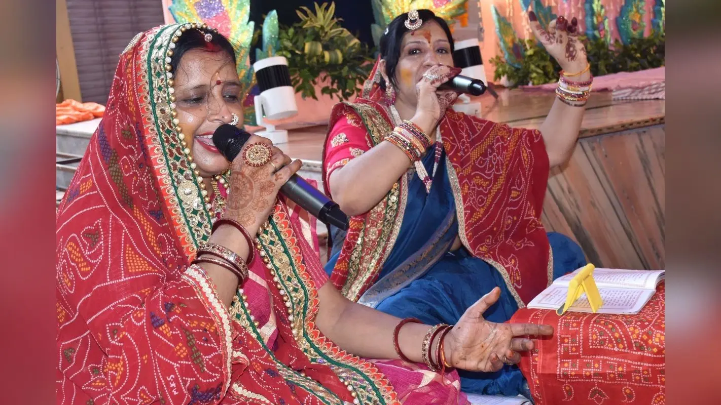 नाचो गाओ खुशी मनाओ झूमो रे सब आज, मां आई घर आपने सब मंगल गाओ रे…
