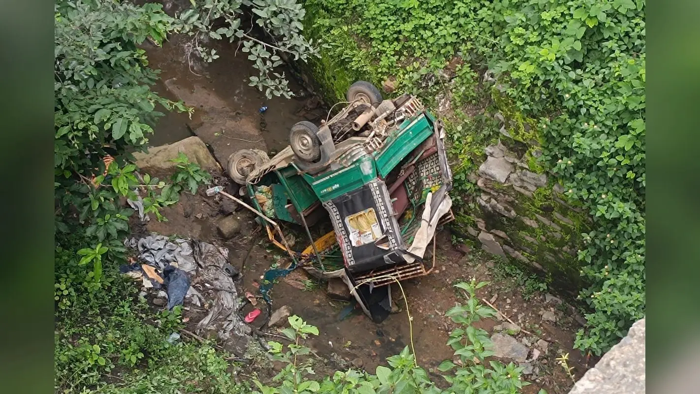 Road Accident: हजारीबाग में 20 फीट गहरी खाई में गिरा ऑटो, एक बच्ची की मौत, 12 घायल
