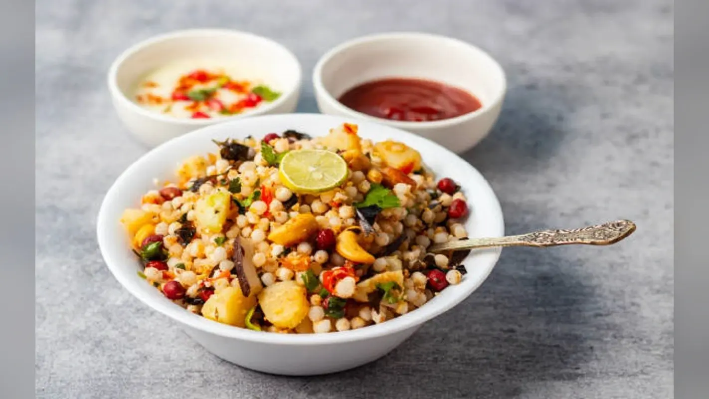 Sabudana Khichdi Recipe: नवरात्रि व्रत में खाई जाती है साबूदाने की खिचड़ी, जानें क्या है बनाने का आसान तरीका
