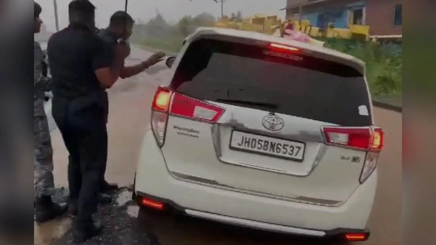 झारखंड में झमाझम बारिश, बीच सड़क पर कहां फंसी शिवराज सिंह चौहान की गाड़ी?