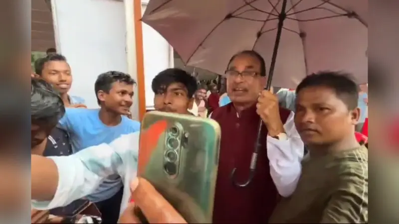 VIDEO: भारी बारिश के बीच बीजेपी का परिवर्तन रथ रवाना, कार्यकर्ताओं से ऐसे मिले शिवराज सिंह चौहान