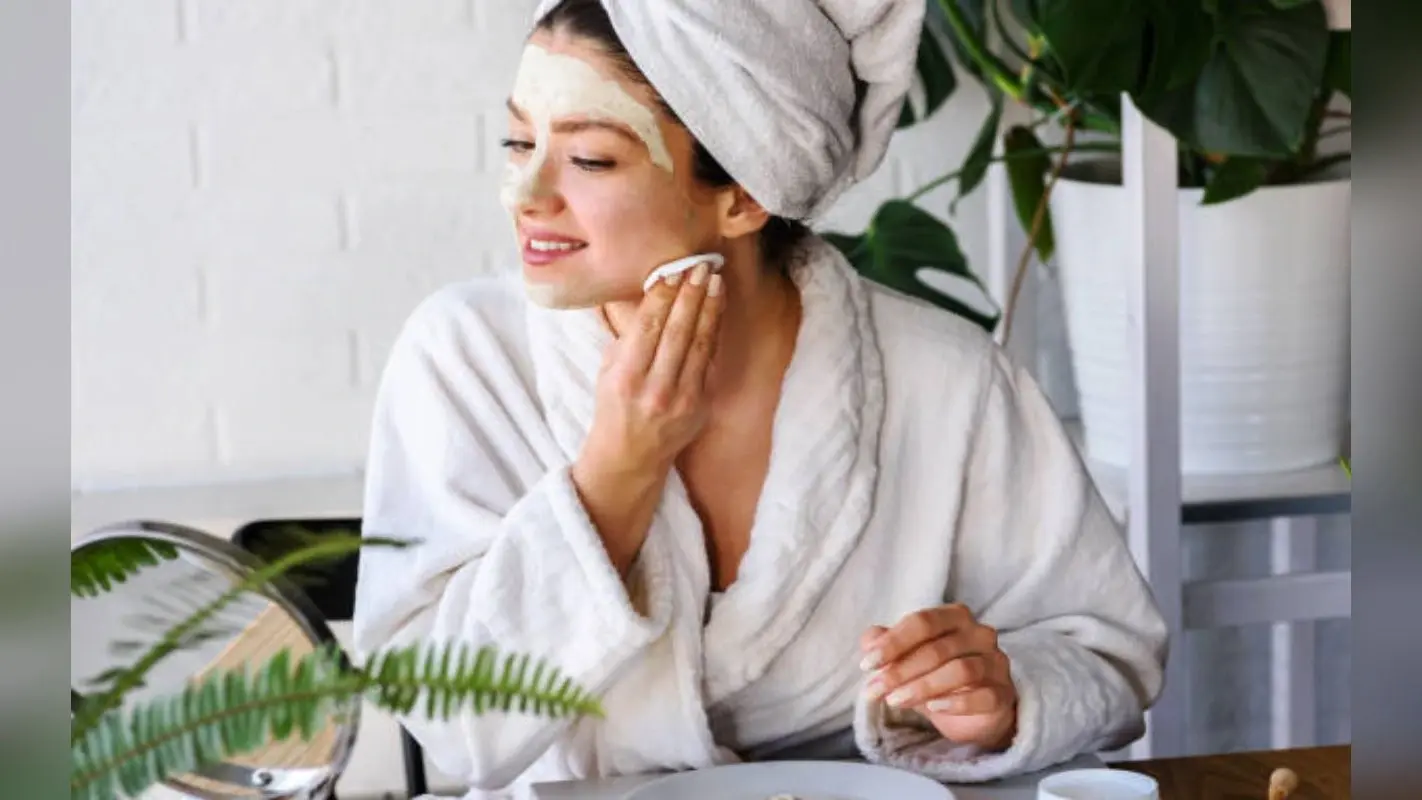 Beauty Tips: बेदाग खूबसूरती की रखते हैं चाहत? सोने से पहले चेहरे पर लगाएं ये चीजें