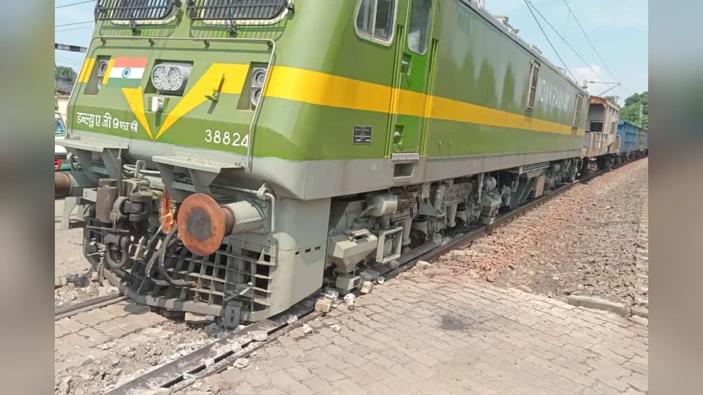 Train Accident in Jharkhand: चांडिल में मालगाड़ी का इंजन पटरी से उतरा, बड़ा हादसा टला