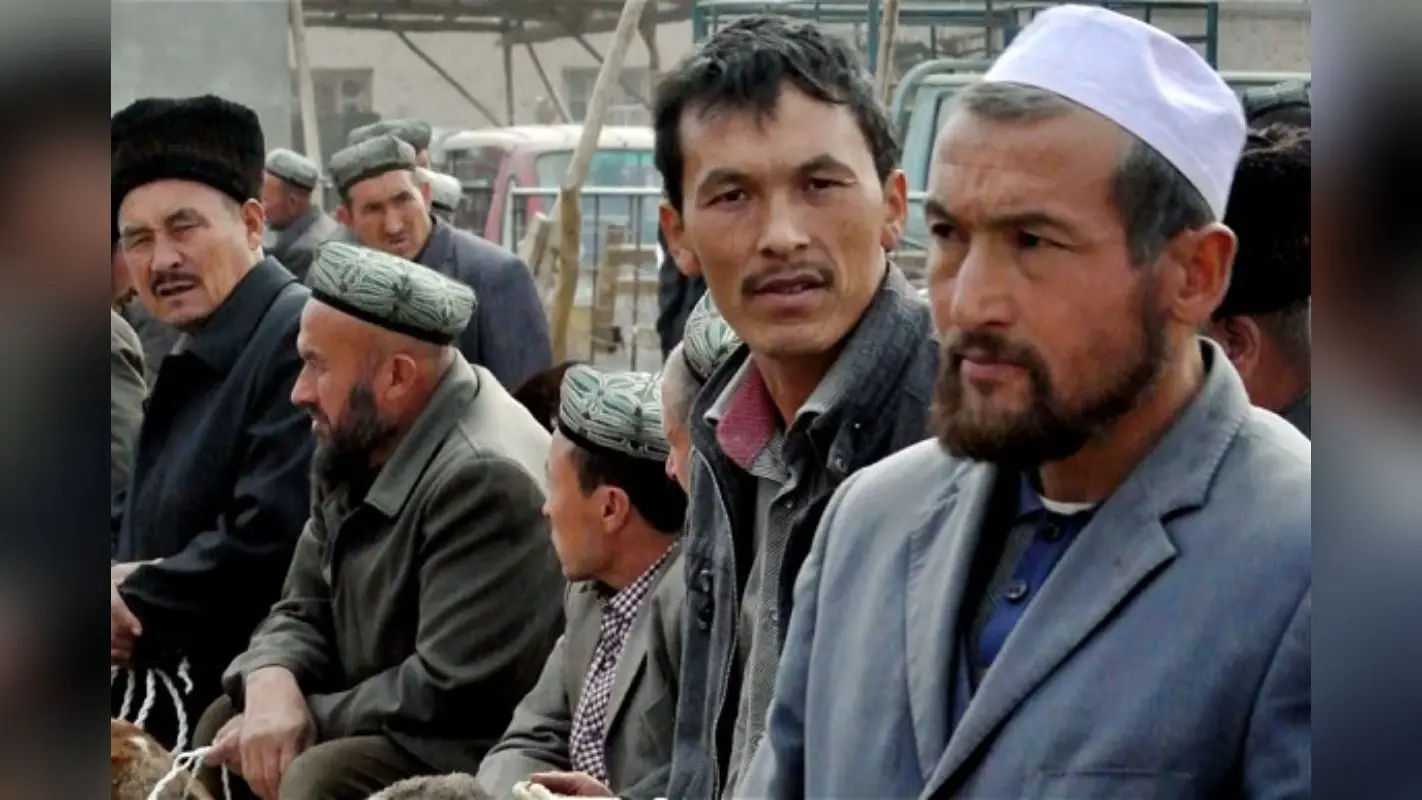 Muslims: मुसलमानों से गलियों में डांस करवा रहा चीन, मौलवियों को इस्लाम नहीं मानने की हिदायत